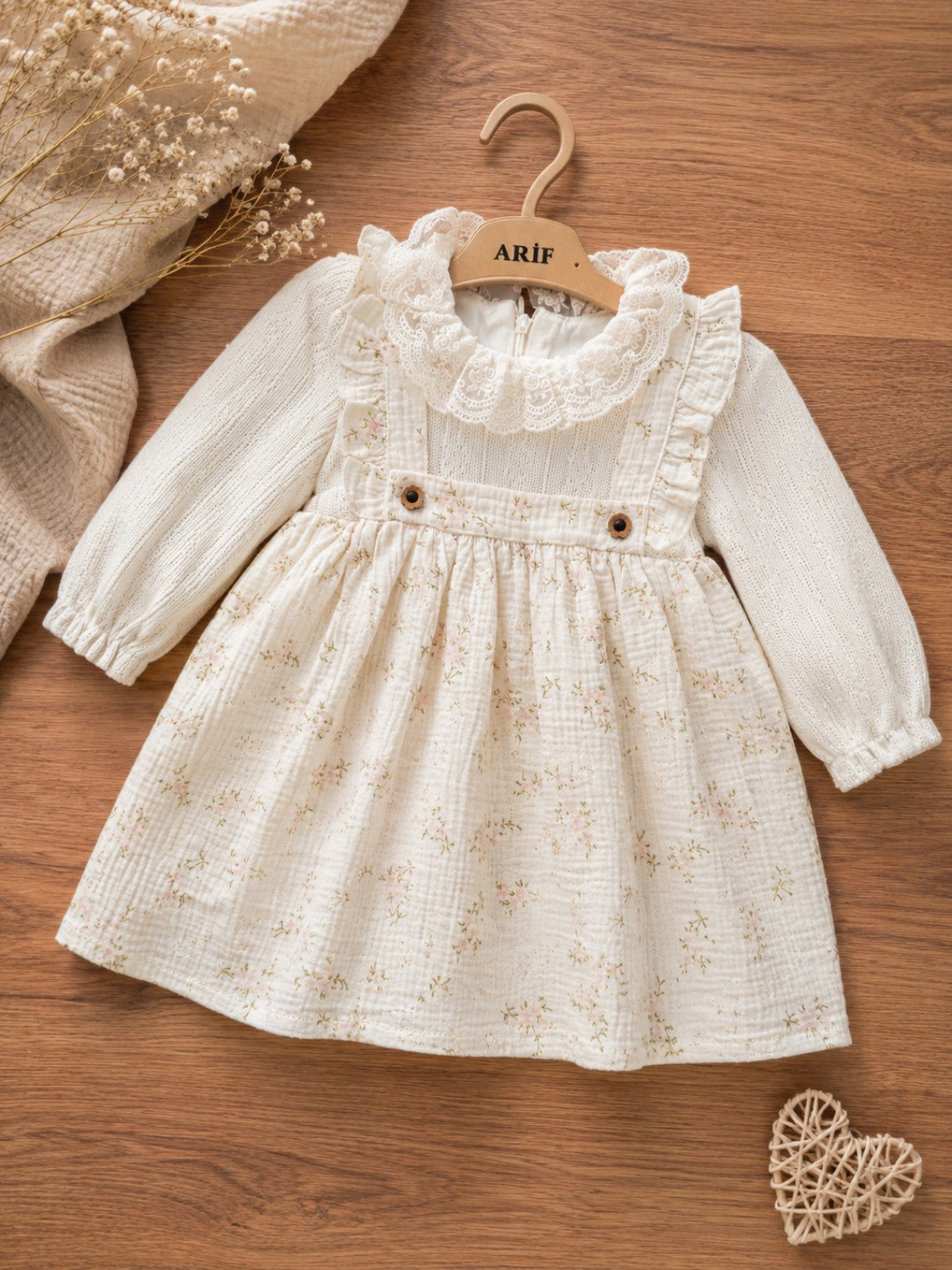 Linas Spitzenkleid – aus 100 % Baumwolle